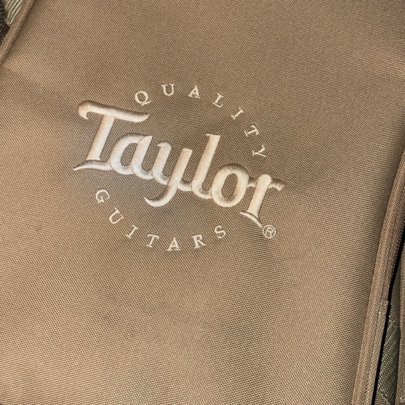 Baby Taylor Guitar Model BT2 - Picture 6 of 8